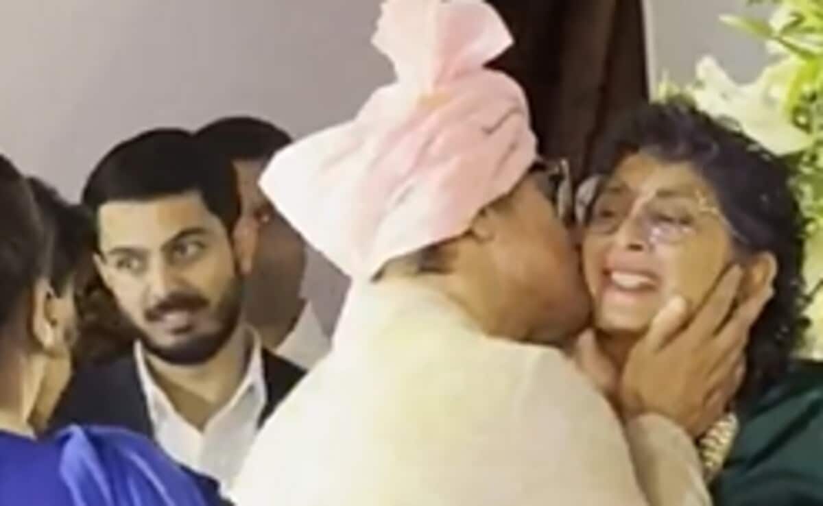 Aamir Khan saluda con un beso a su exmujer Kiran Rao en la boda de su hija Ira