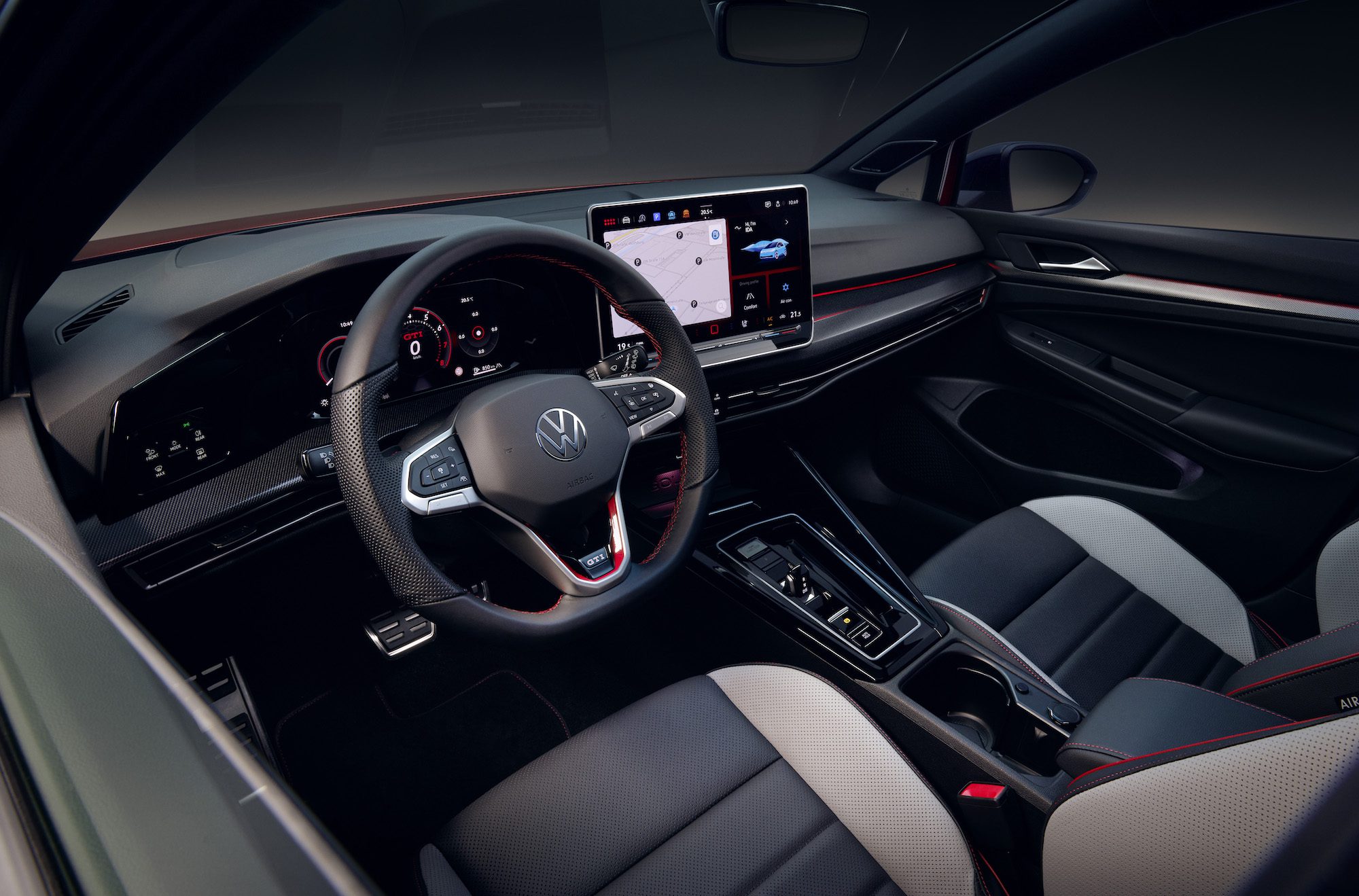 Una imagen que muestra el interior del nuevo Volkswagen Gold, incluido el volante y la pantalla táctil.