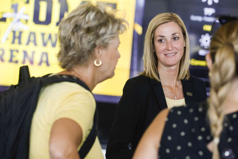Beth Goetz (derecha), directora interina de atletismo de la Universidad de Iowa, habla el 17 de agosto con la entrenadora de baloncesto femenino Lisa Bluder (izquierda) después de una conferencia de prensa en el Carver-Hawkeye Arena en Iowa City.  (Jim Slusiarek/El Diario)