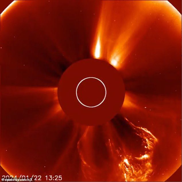 Las dos manchas solares activas, 3559 y 3561 (llamarada en la foto), provocaron eyecciones de masa coronal (CME) con solo un día de diferencia.
