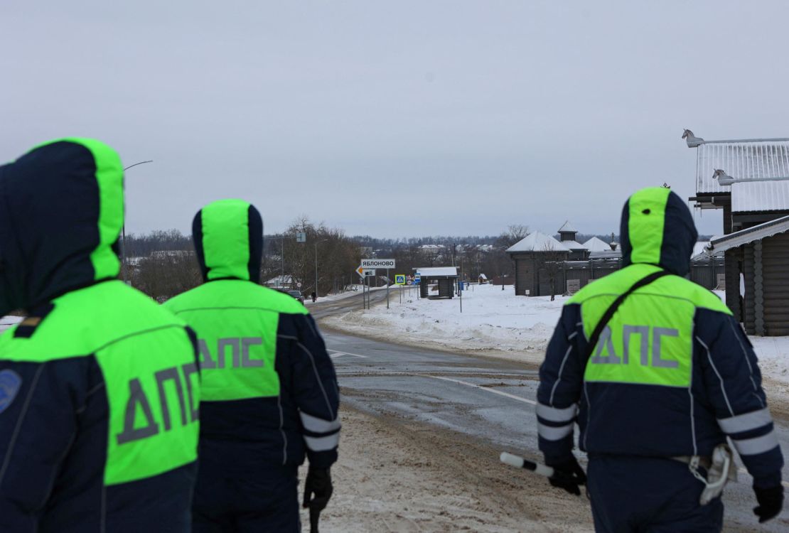 Agentes de la policía de tránsito bloquean una carretera cerca del lugar del accidente del avión de transporte militar ruso Ilyushin Il-76 en las afueras de la aldea de Yablonovo en la región de Belgorod, Rusia, el 24 de enero de 2024.