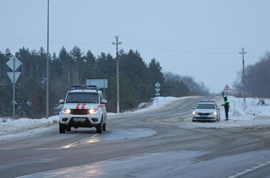 Un vehículo del Ministerio de Emergencias de Rusia circula por una carretera cerca del lugar del accidente del avión de transporte militar ruso Ilyushin Il-76 en las afueras de la aldea de Yablonovo en la región de Belgorod, Rusia, el 24 de enero de 2024.