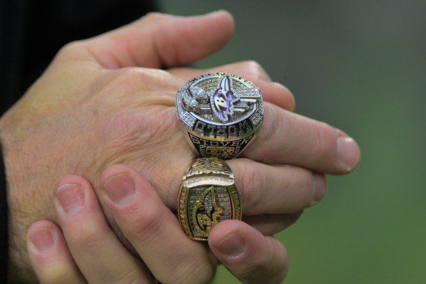 Matt Stover usa anillos del Super Bowl.  Los Baltimore Ravens reciben a los Kansas City Chiefs en el Juego de Campeonato de la AFC en el M&T Bank Stadium.  (Karl Merton Fearon/Personal)