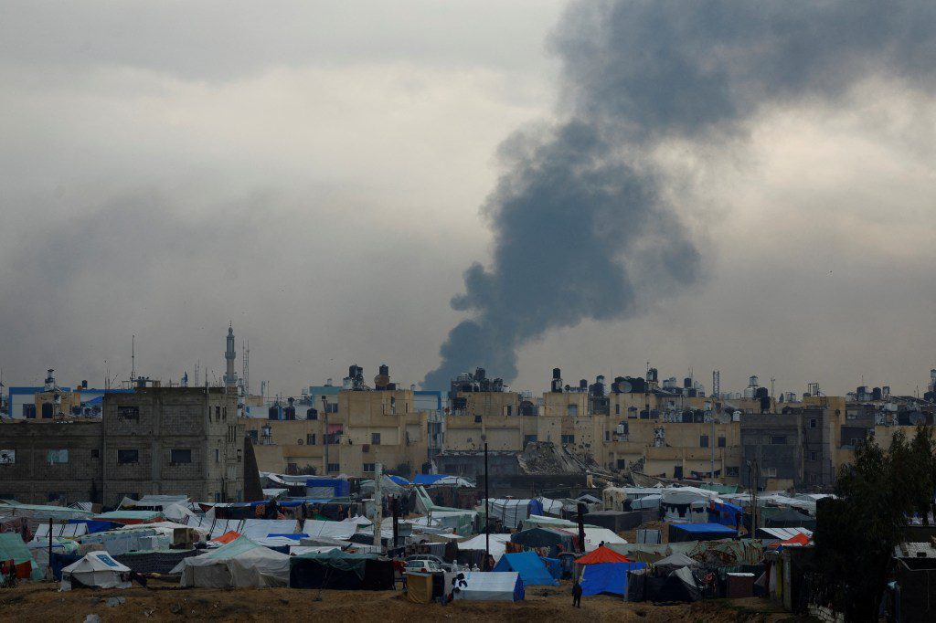 El humo se eleva desde Khan Yunis, en el sur de la Franja de Gaza, que es en lo que se han centrado las FDI en las últimas semanas.