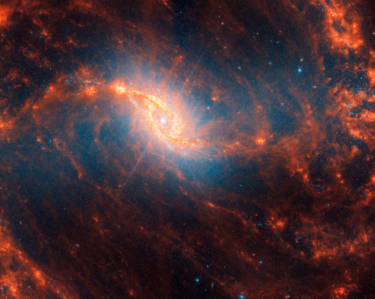 Galaxia espiral NGC 1365, ubicada a 56 millones de años luz en la constelación de Fornax.