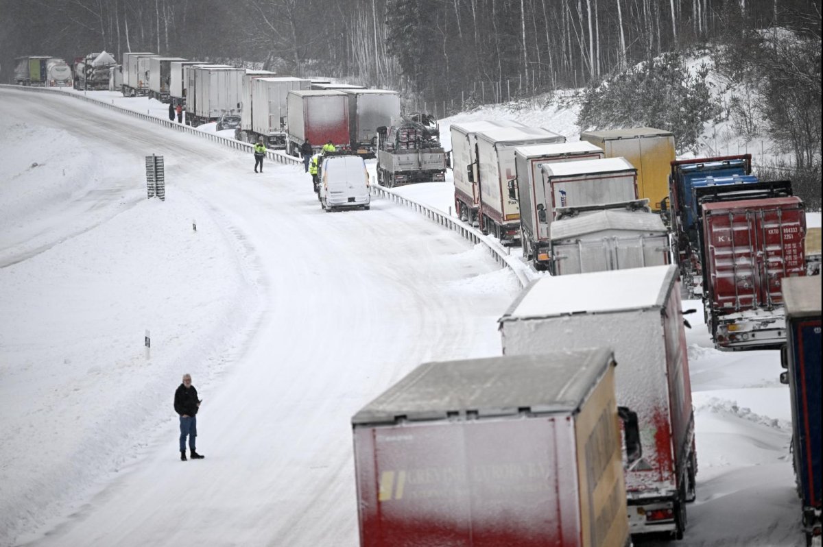 Al menos 1.000 vehículos, atrapados durante 24 horas debido a una gran tormenta de nieve en el norte, han sido liberados.