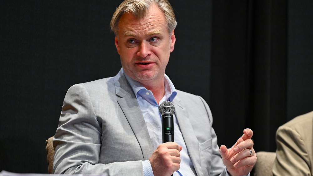 Christopher Nolan adora a los críticos de cine después de que su entrenador de Peloton lo criticara