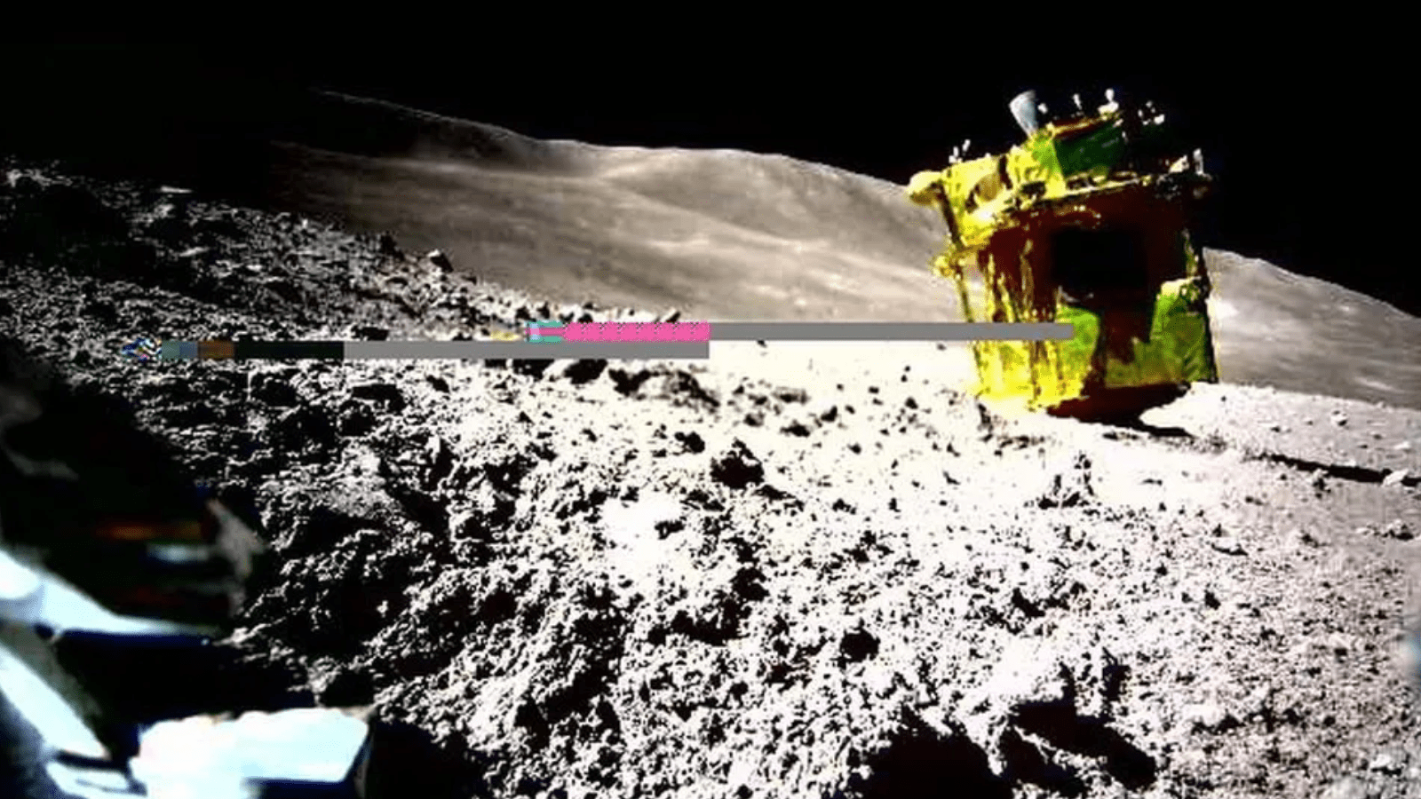 SLIM visto por LEV-2 en la Luna después de aterrizar sobre su morro