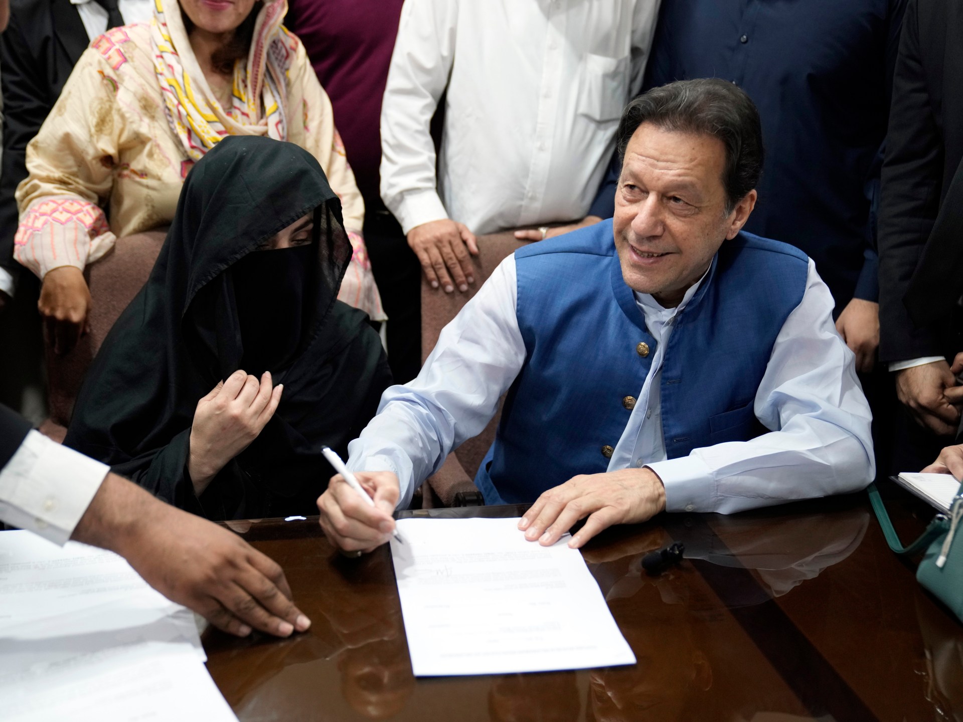 La esposa del ex primer ministro paquistaní Imran Khan fue condenada a 14 años de prisión en el caso de obsequios gubernamentales  noticias de imran khan