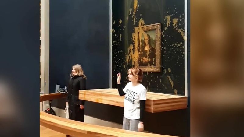 "Mona Lisa": Manifestantes arrojan sopa al cuadro del Museo del Louvre en París