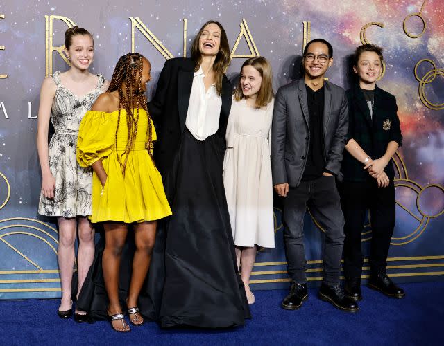 Angelina Jolie (tercera desde la izquierda) posa con sus hijos (de izquierda a derecha) Shiloh Jolie-Pitt, Zahara Jolie-Pitt, Vivienne Jolie-Pitt, Maddox Jolie-Pitt y Knox Jolie-Pitt.  Foto de Tolga Akmen/AFP vía Getty Images.