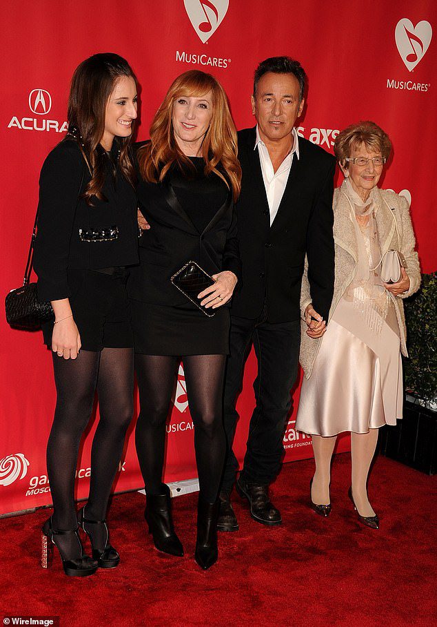Bruce fue fotografiado con Adele, su esposa Patti Sialfa y su hija Jessica en 2013.