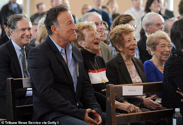 Bruce es fotografiado con Adele y las tías Ida Orbelis y Dora Kirby en la novena edición anual de los premios Ellis Island Family Heritage Awards en 2010.