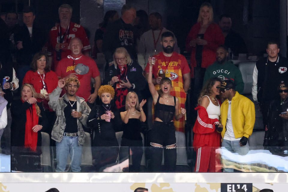 LAS VEGAS, NV – 11 DE FEBRERO: Taylor Swift aplaude durante el partido del Super Bowl LVIII entre los Kansas City Chiefs y los San Francisco 49ers el 11 de febrero de 2024, en el Allegiant Stadium de Las Vegas, Nevada.  (Foto de Mark Sanchez/Ikon Sportswire vía Getty Images)