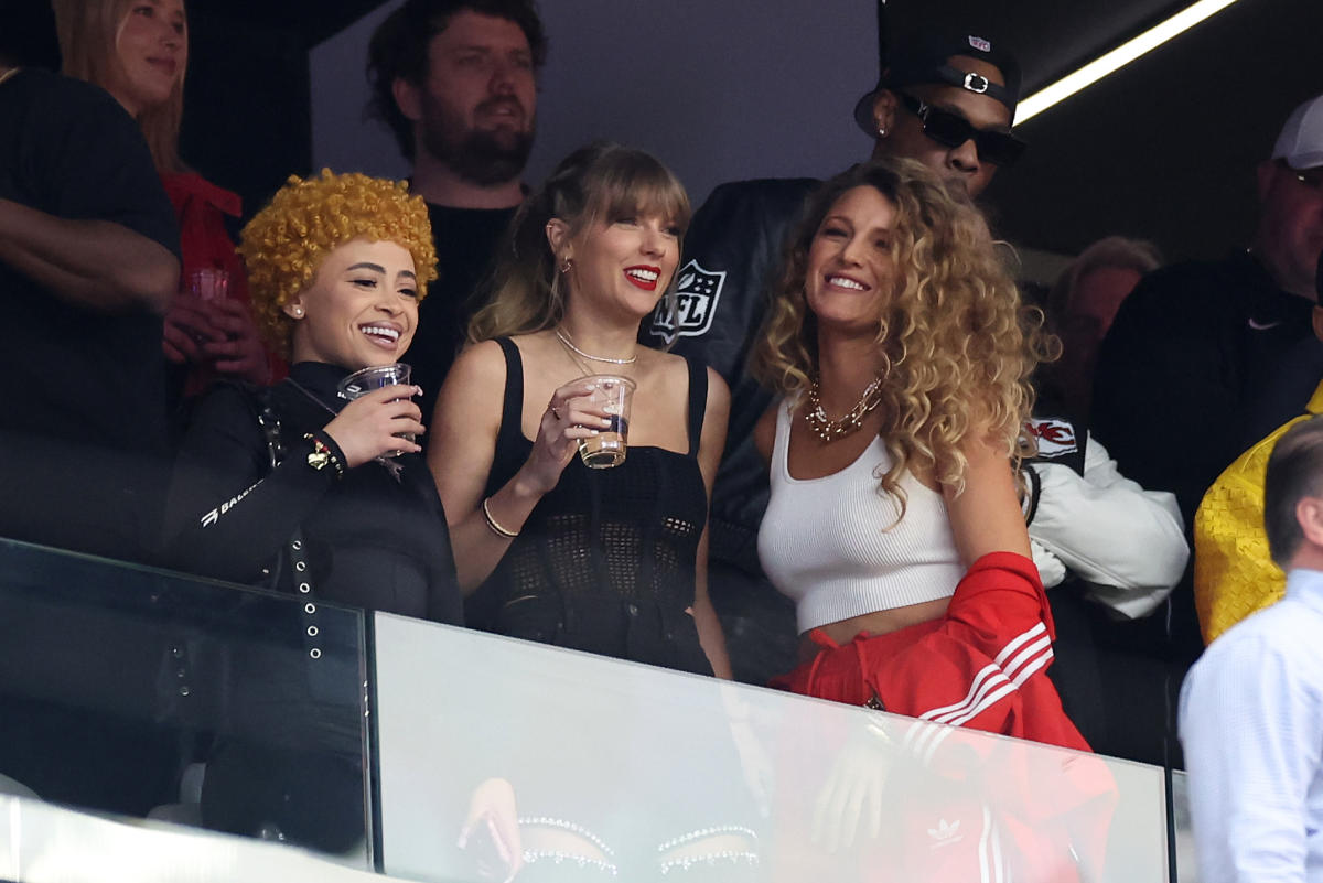 Taylor Swift llega a la fiesta del Super Bowl junto a Blake Lively y Ice Spice.  Vea su guiño especial a Travis Kelce y más.