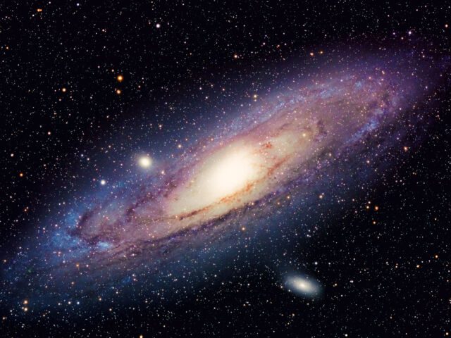 Se cree que nuestra galaxia, la Vía Láctea, se parece a la galaxia de Andrómeda (como se ve aquí) si pudieras verla desde la distancia.  Pero como estamos dentro de la galaxia, lo único que podemos ver es el borde del plano galáctico.