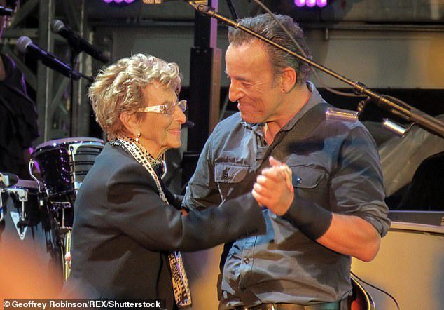 La madre de Bruce Springsteen, Adele, murió a la edad de 98 años, anunció el cantante en una devastadora publicación de Instagram el jueves (en la foto de 2013).