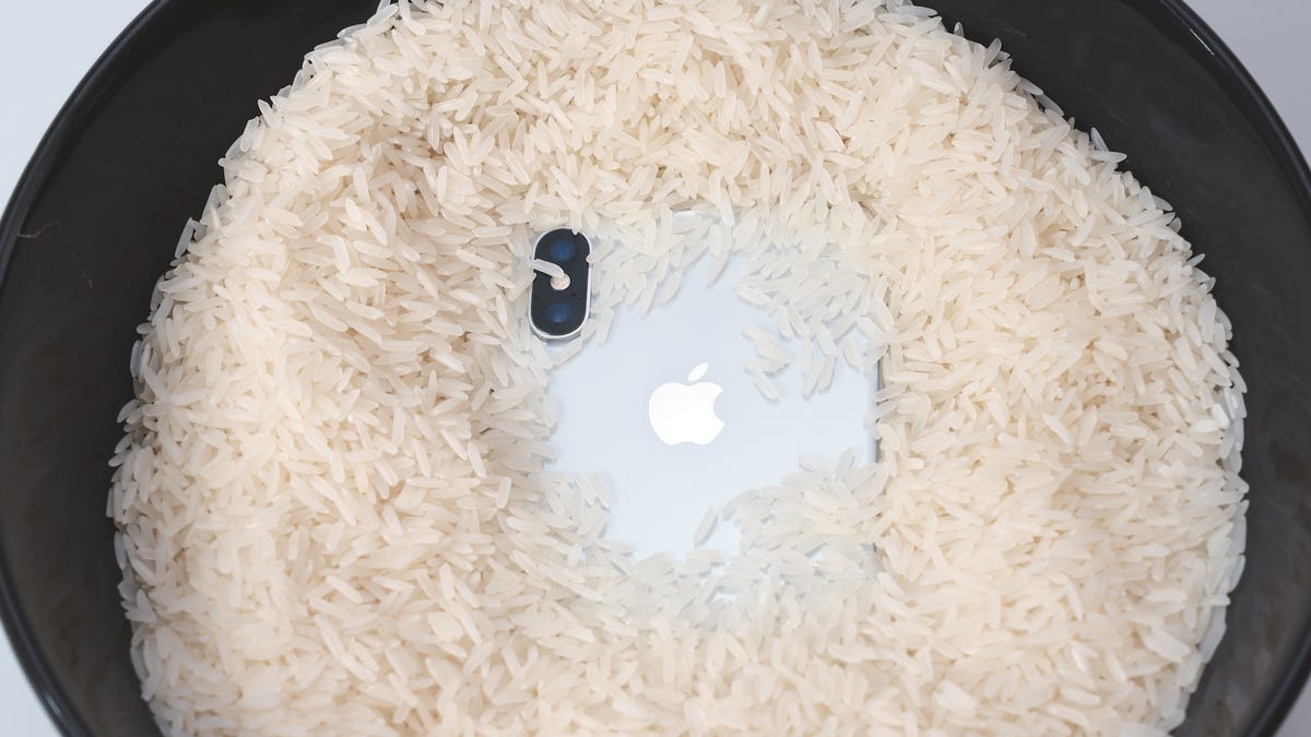 Apple dice que el truco del arroz mojado con tu iPhone apesta