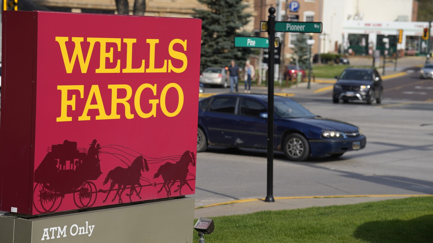 El regulador estadounidense alivia las restricciones a Wells Fargo