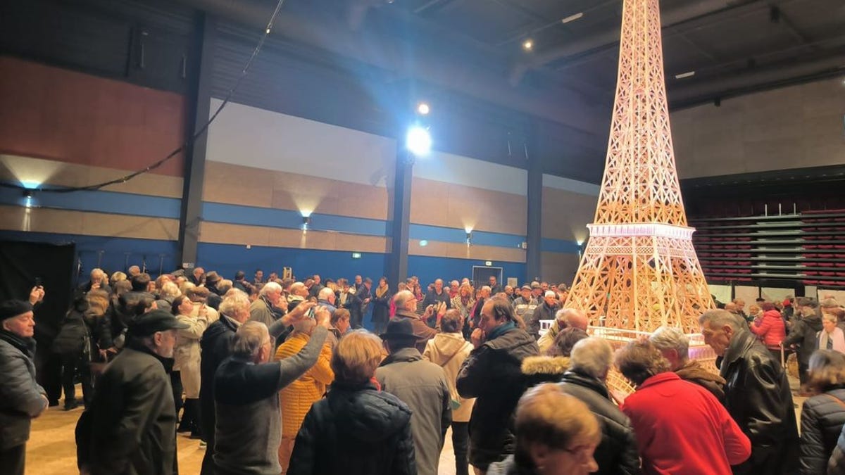 La cerilla más larga de la Torre Eiffel fue excluida del Libro Guinness de los Récords durante los partidos