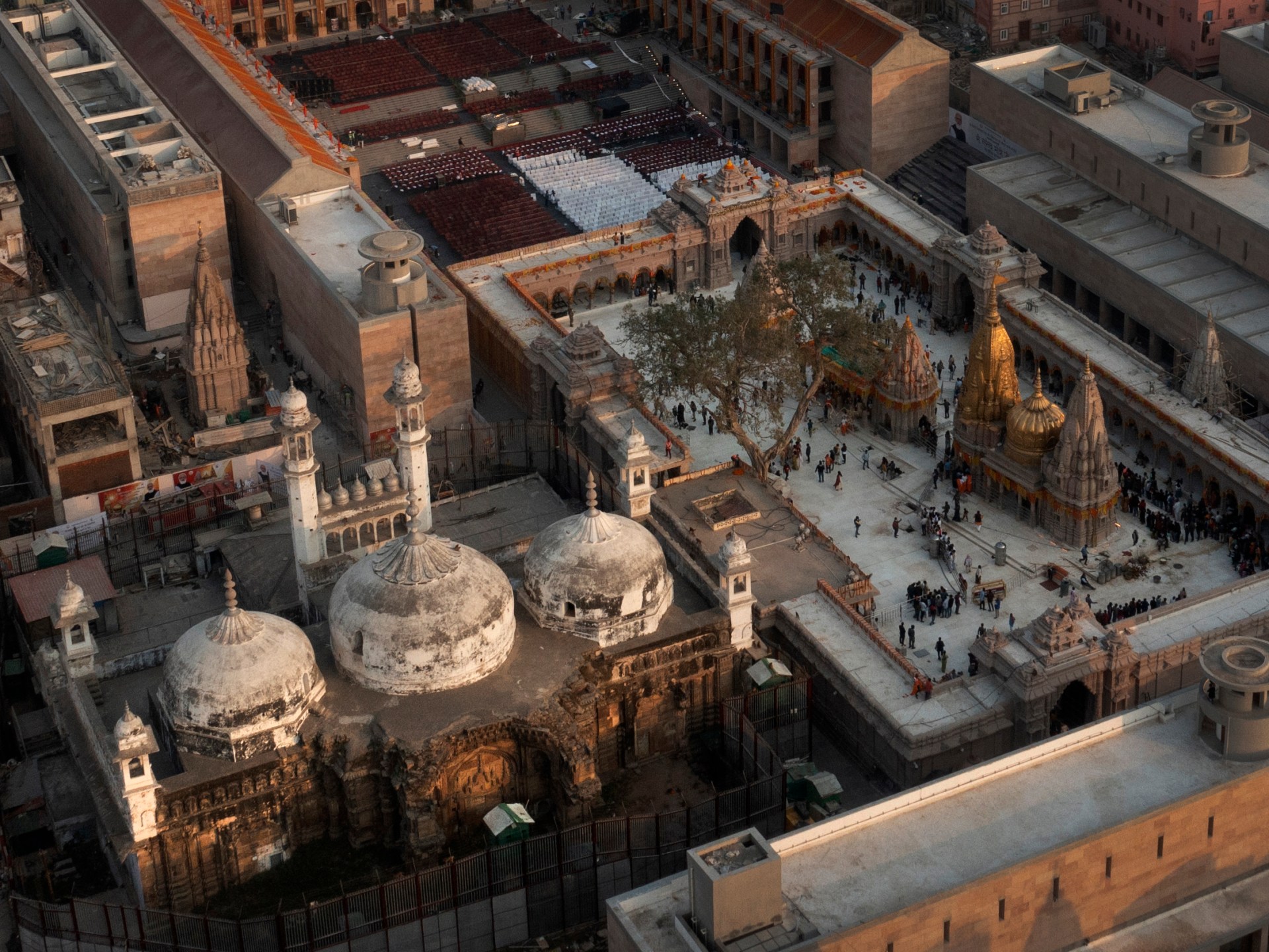 Las oraciones hindúes comienzan dentro de una mezquita de la era mogol en India después de una orden judicial  Noticias de religión