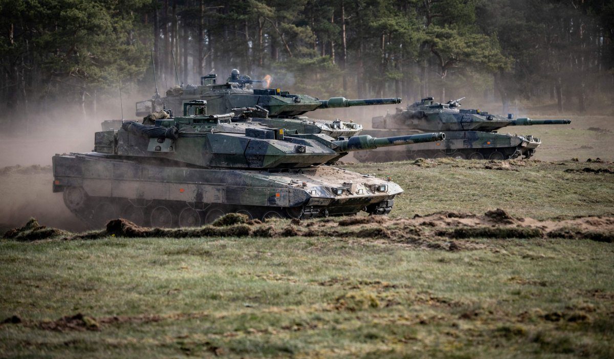 Tanques suecos durante el ejercicio militar de 2023 
