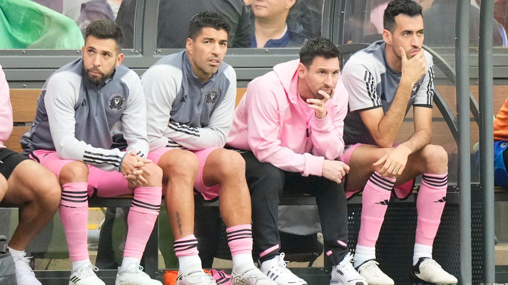 Jordi Alba, Luis Suárez, Lionel Messi y Sergio Busquets en el banquillo durante el partido del Inter Miami contra Hong Kong.