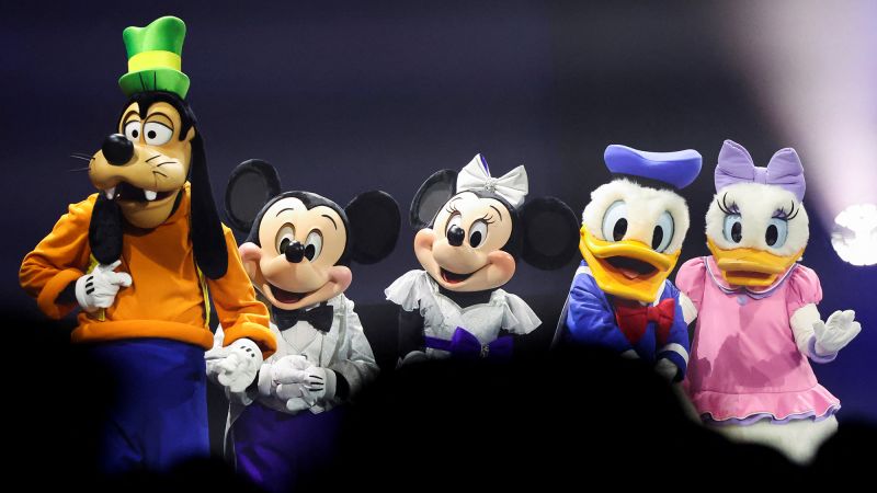 Mickey, Minnie, Donald y Goofy de Disneylandia quieren unirse al sindicato