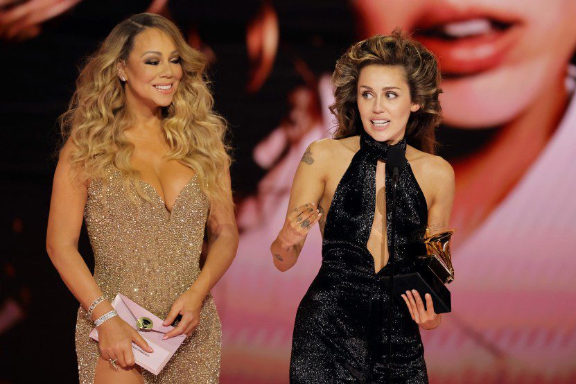 Los Ángeles, CA - 4 de febrero: Miley Cyrus (derecha) ganó la Mejor interpretación pop solista por 
