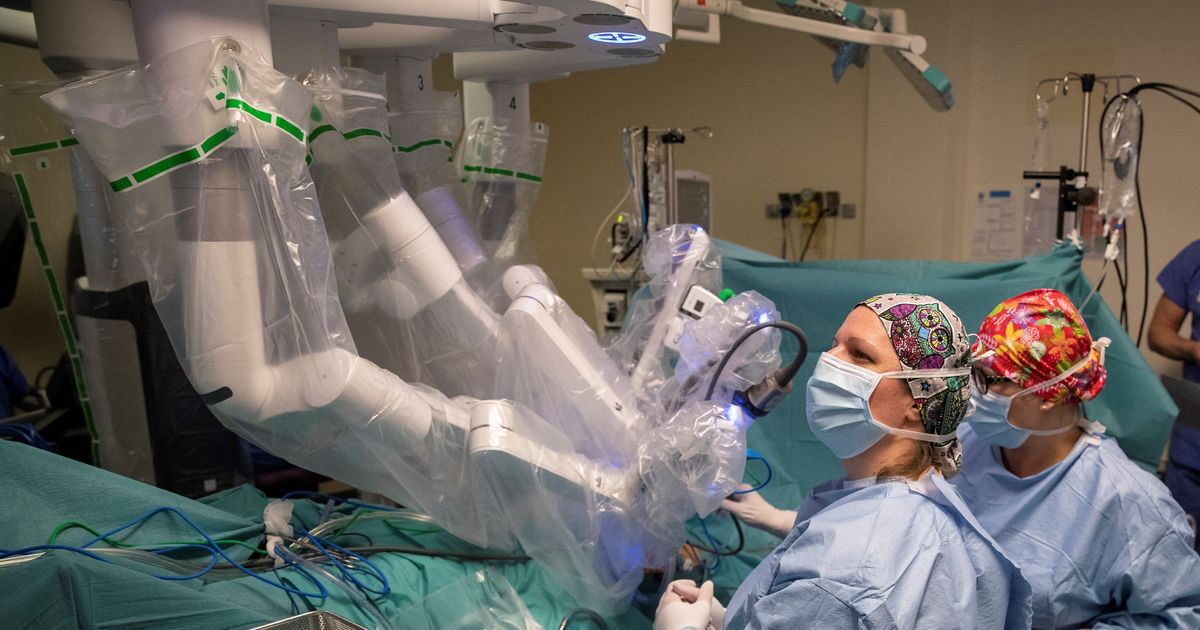 Paciente con cáncer murió por rotura de intestino causada por robot quirúrgico: demanda