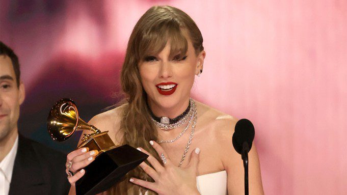 LOS ANGELES, CA - 4 DE FEBRERO: Taylor Swift aceptó el premio Álbum del Año por 