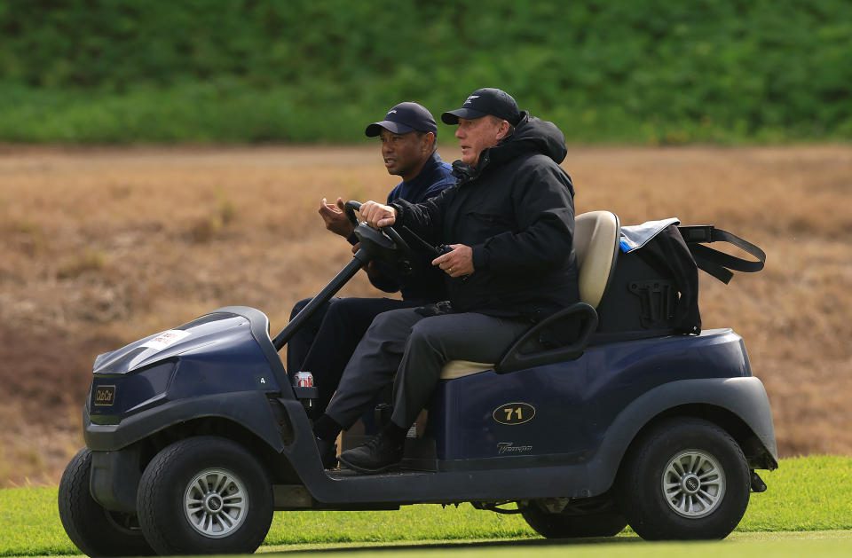Tiger Woods se retiró del Genesis Invitational el viernes por la tarde después de realizar su drive en el séptimo hoyo del Riviera Country Club.