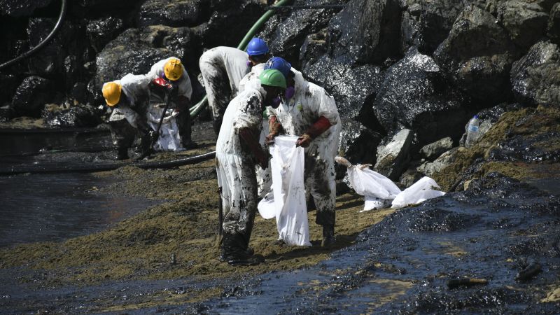 Trinidad y Tobago declara "emergencia nacional" después de que un derrame de petróleo de un misterioso barco contaminara las playas