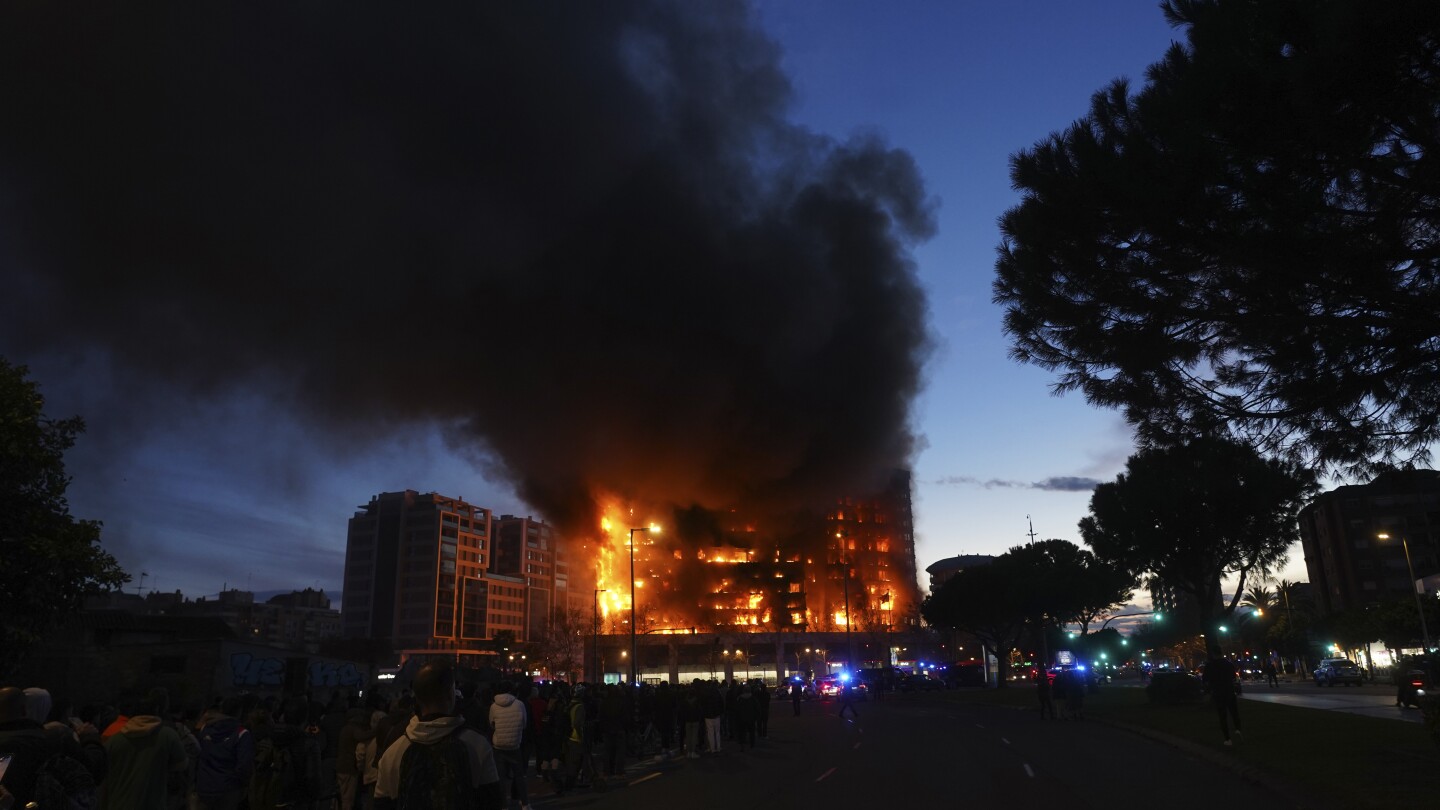 Un incendio arrasa dos edificios en la ciudad española de Valencia, matando al menos a 4 personas.  Casi 20 están desaparecidos