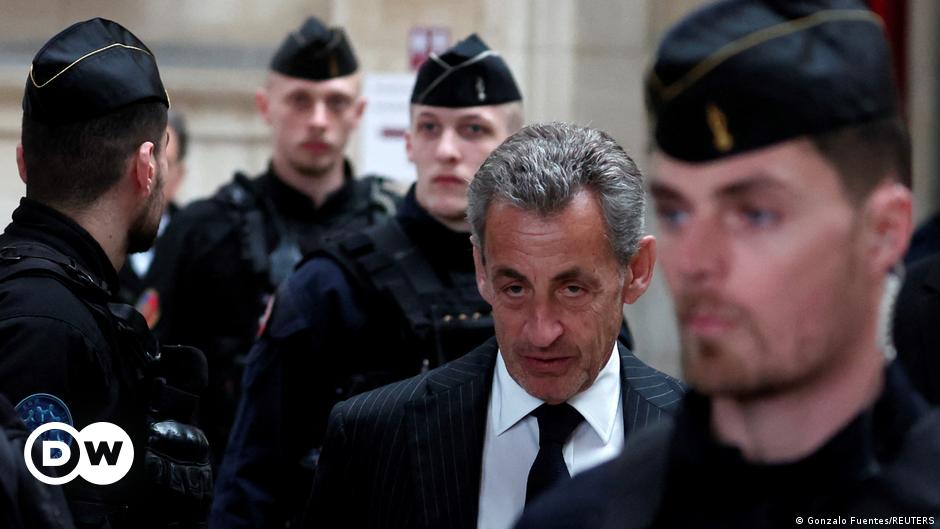 Un tribunal francés confirma la condena de Sarkozy y reduce la pena - DW - 14/02/2024