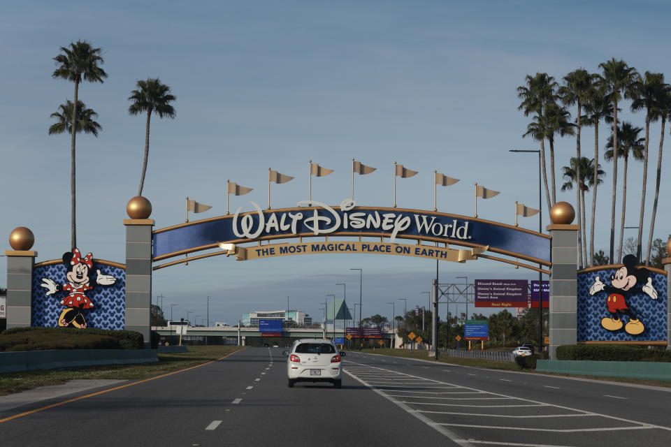 ORLANDO, FL - 1 DE FEBRERO: Un cartel da la bienvenida a los visitantes cerca de la entrada a Walt Disney World el 1 de febrero de 2024, en Orlando, Florida.  Un juez federal desestimó una demanda contra el gobernador de Florida, Ron DeSantis, que Walt Disney Co. dijo que apelaría su pérdida en una demanda.  El caso gira en torno a que el gobernador asumió la gestión del área especial de Disney después de que Disney se opusiera a la legislación de Florida, que los críticos llamaron... 