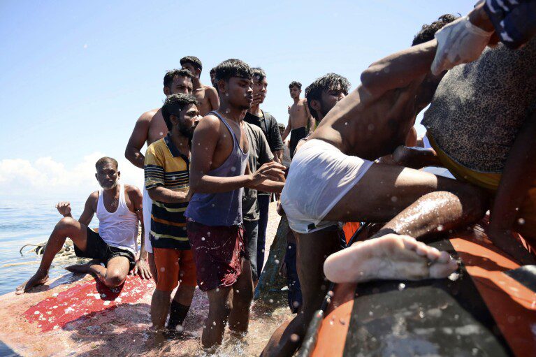 Refugiados rohingya abordan un barco de la Agencia Nacional de Búsqueda y Rescate mientras son rescatados después de que su barco volcara en las aguas de Aceh occidental, Indonesia, el jueves 21 de marzo de 2024. El barco de madera que transportaba a docenas de musulmanes rohingya volcó frente a la costa norte de Indonesia el Miércoles, según los pescadores locales.  (Foto AP/Reza Seif Allah)