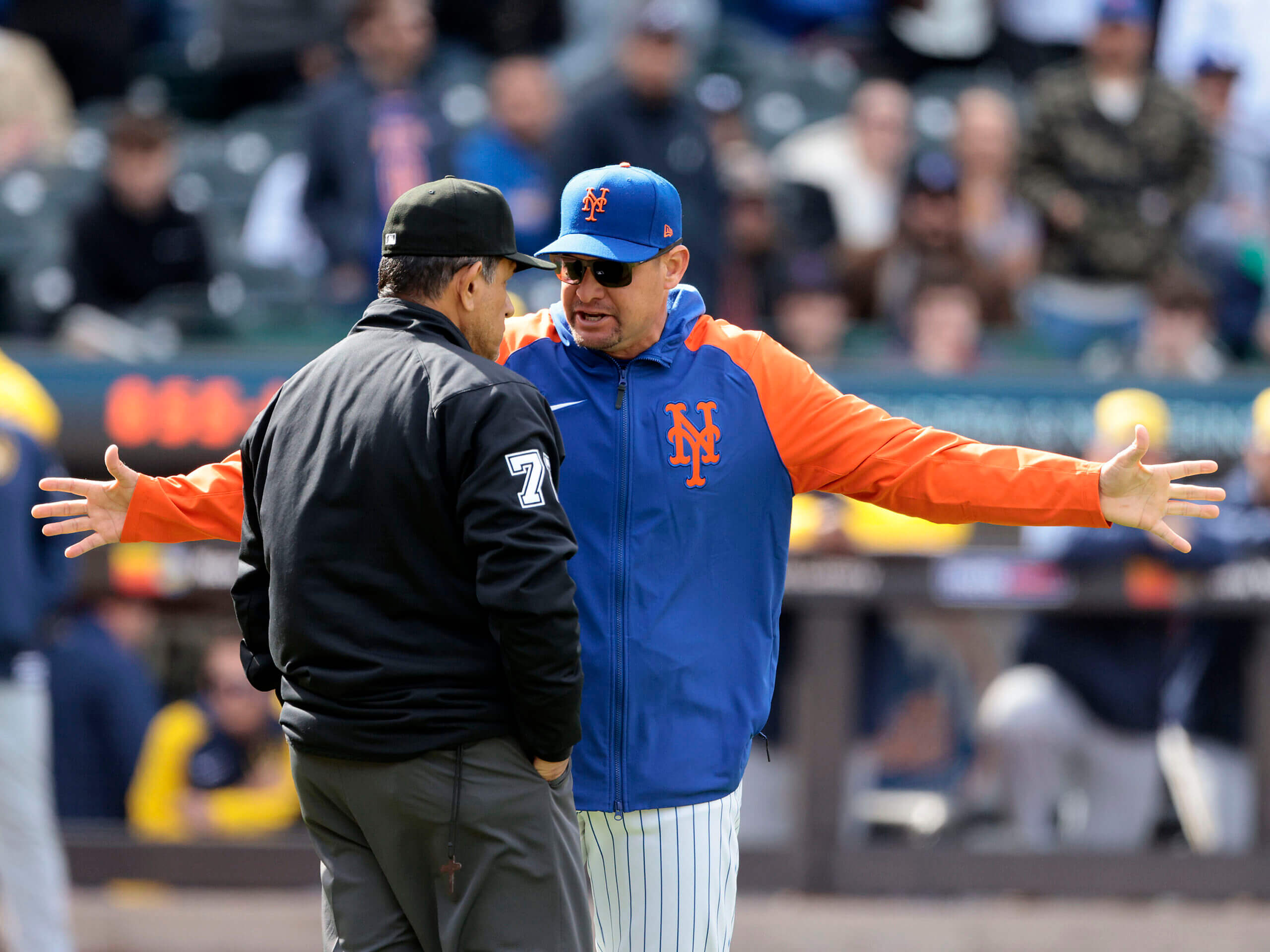 El jardinero de los Mets, Johan Ramírez, fue suspendido 3 juegos por lanzar intencionalmente un juego a Hoskins y Carlos Mendoza.