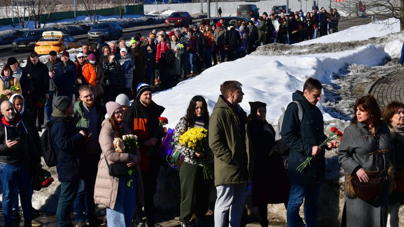 Cientos de personas hacen fila en Moscú para visitar la tumba del crítico de Putin, Navalny