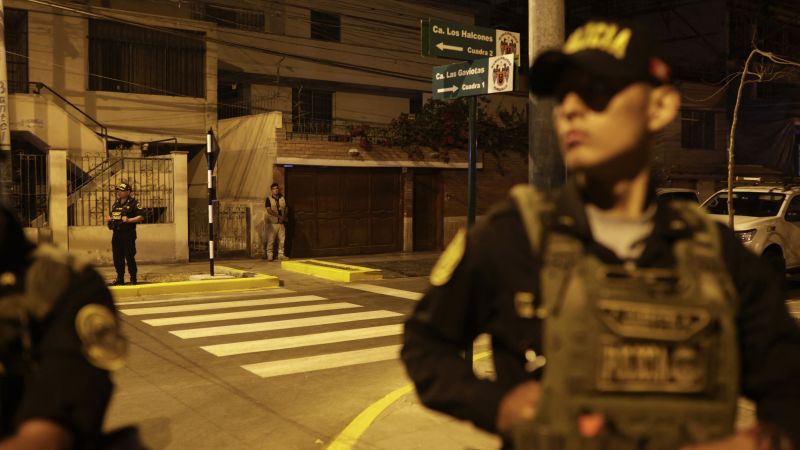 Dina Boluarte: El “asunto Rolex”: la policía peruana allana el palacio presidencial por los 14 relojes de lujo del líder