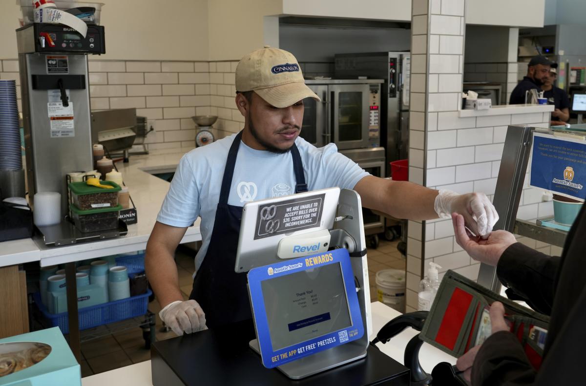 El nuevo salario mínimo para los trabajadores de comida rápida en California comenzará en $20 el lunes