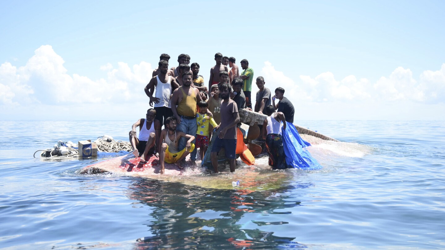Indonesia: Refugiados musulmanes rohingya rescatados tras sobrevivir una noche en el mar