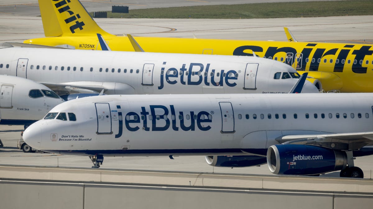 JetBlue corta rutas y abandona ciudades después de que fracasa la fusión con Spirit