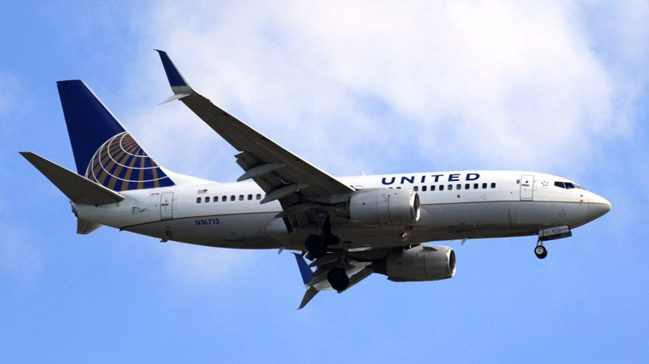 Un avión Boeing de United Airlines aterriza sin panel exterior
