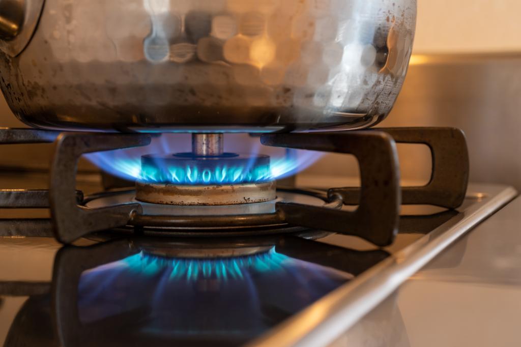 ¿Cocinar en una estufa de gas?  Un estudio encontró que es 100 veces más peligroso que el silenciador de un coche