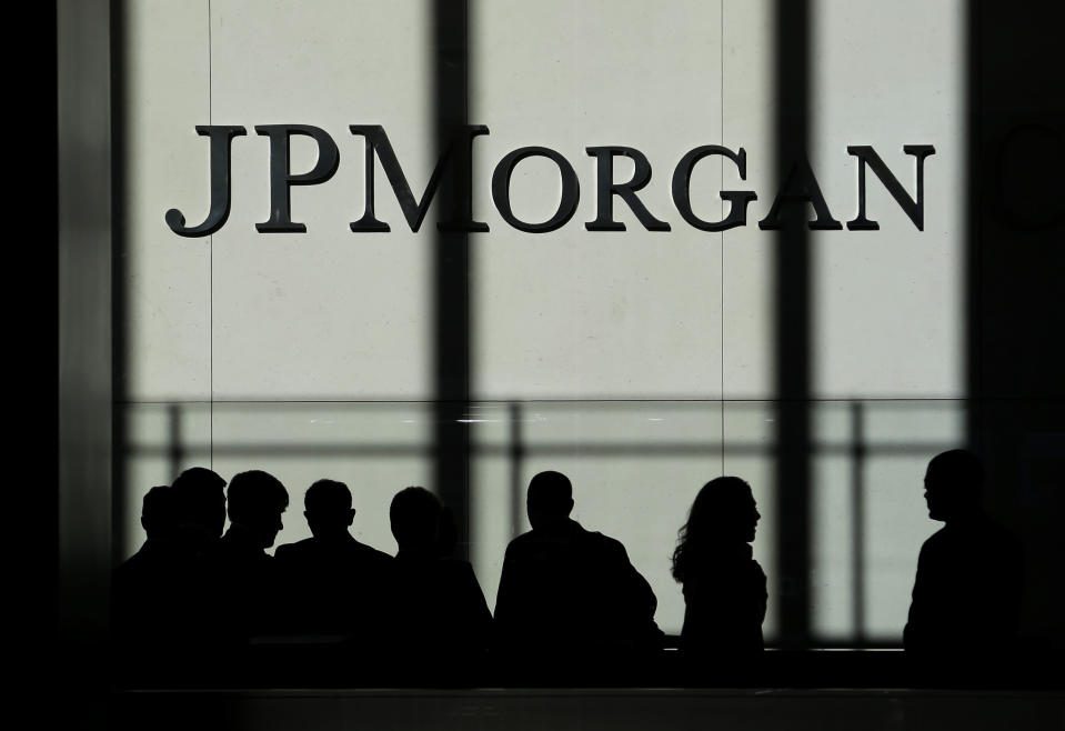 ARCHIVO - En esta fotografía de archivo del lunes 21 de octubre de 2013, se muestra el logotipo de JPMorgan Chase en su sede de Nueva York.  JPMorgan Chase dijo el martes 13 de julio de 2021 que las ganancias del segundo trimestre se duplicaron respecto al año anterior, un reflejo de la mejora de la economía global y una disminución de los préstamos incobrables en su balance.  (Foto AP/Seth Wing, archivo)