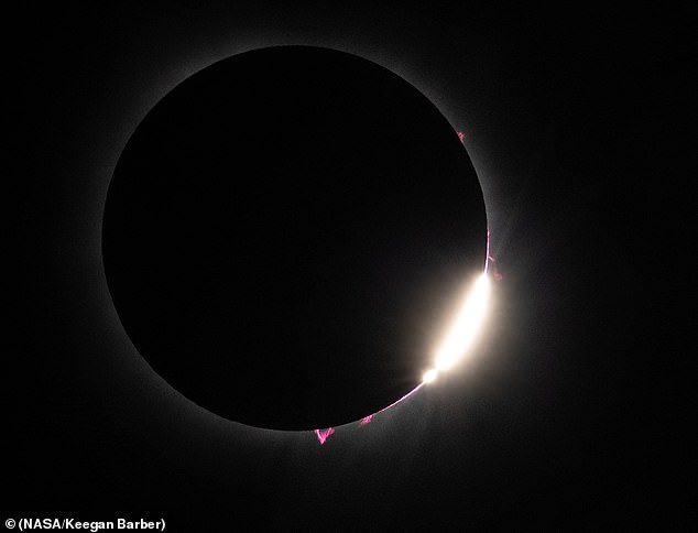 Un usuario de Reddit hizo algunos cálculos, basándose en el diámetro del Sol, para descubrir que esta prominencia solar es aproximadamente cinco veces la longitud de la Tierra.  Y dijeron: 