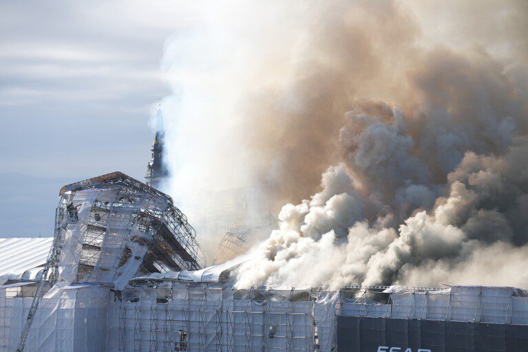 El humo se eleva desde la antigua bolsa de valores, Børsen, en Copenhague, Dinamarca, el martes 16 de abril de 2024. Uno de los edificios más antiguos de Copenhague se incendió y su famosa torre se derrumbó.  El martes, un incendio destruyó el techo de la Bolsa de Valores del siglo XVII, o Børsen, que alguna vez fue el centro financiero de Dinamarca.  (Emil Helms/Ritzau Scanpix vía AP)