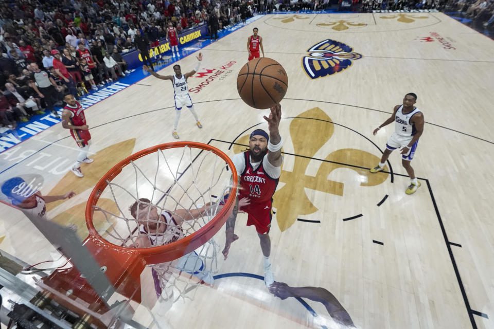 El delantero de los New Orleans Pelicans, Brandon Ingram, de 14 años, va a la canasta en la primera mitad del juego de campeonato de la NBA contra los Sacramento Kings en Nueva Orleans, el viernes 19 de abril de 2024. (Foto AP/Gerald Herbert)