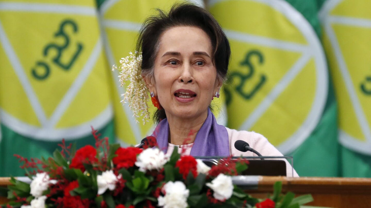 La ex líder de Myanmar encarcelada, Suu Kyi, pasó de prisión a arresto domiciliario